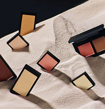 女優たちの肌を美しく創り上げる化粧品