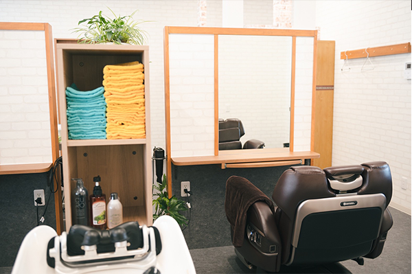 ヴェリテ津幡の座ったままのシャンプーやカットの施術が可能フットレスト付きのカット席