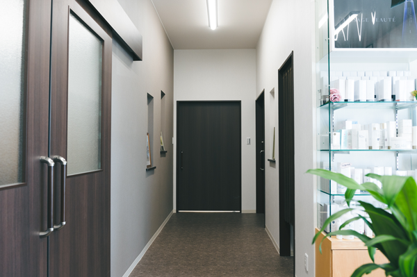 車椅子でも通れる広い通路