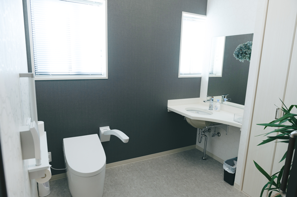 車いすでも入れる多機能トイレ