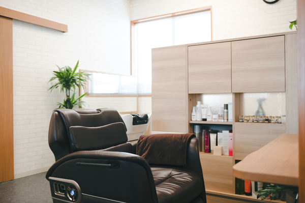 座ったままのシャンプーやカットの施術が受けられるフットレスト付きのカット席